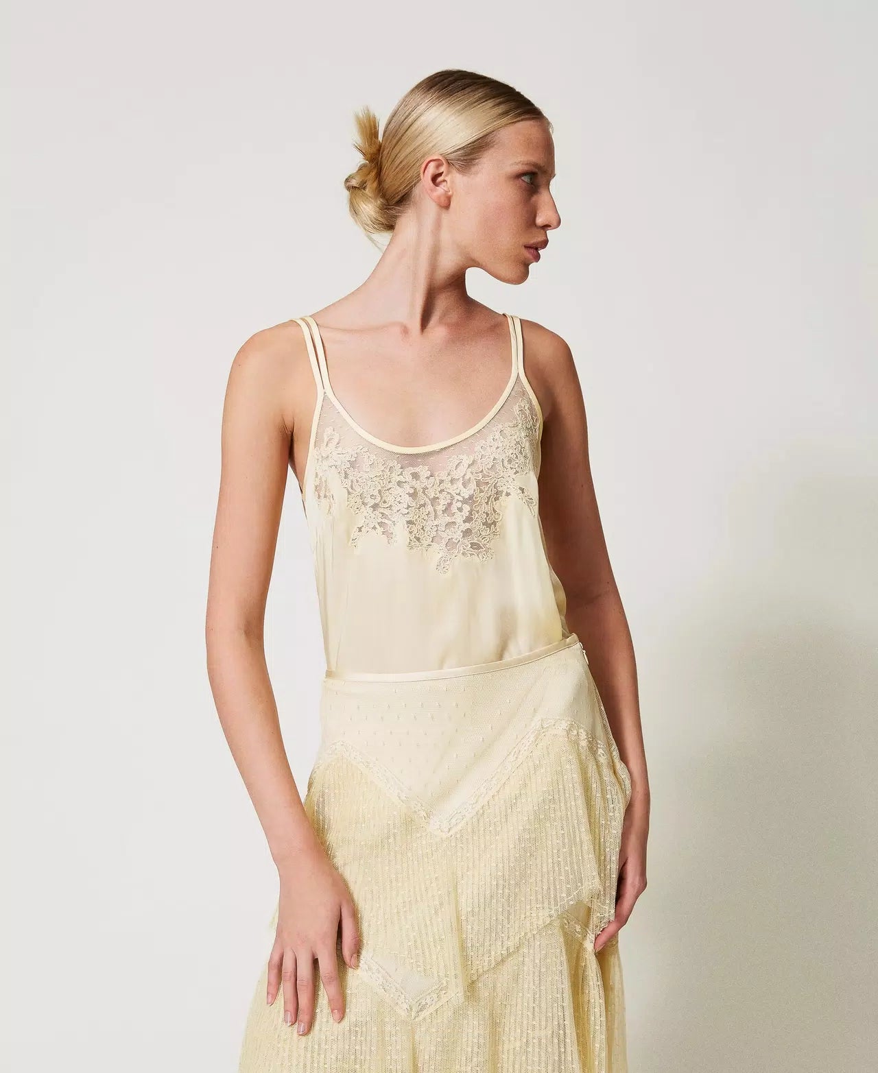 ΣΑΤΕΝ ΤΟΠ ΜΕ ΚΕΝΤΗΜΑ TWINSET