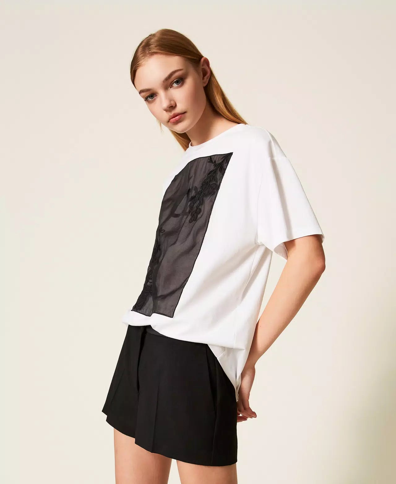 T-SHIRT ΜΕ ΤΟΥΛΙ ΚΑΙ ΚΕΝΤΗΜΑ ΜΕ ΛΟΥΛΟΥΔΙΑ TWINSET