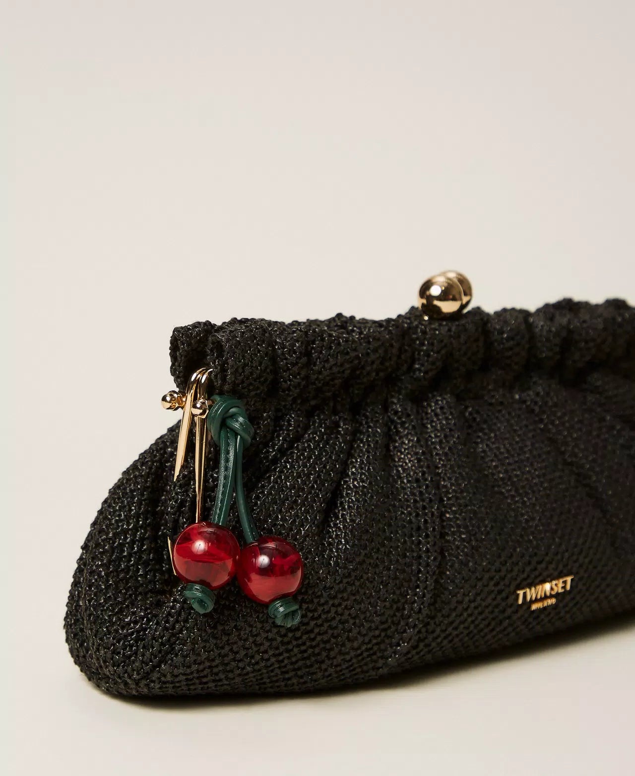 ΤΣΑΝΤΑ CLUTCH ΑΠΟ RAFFIA ΜΕ CHARM (BLACK) TWINSET