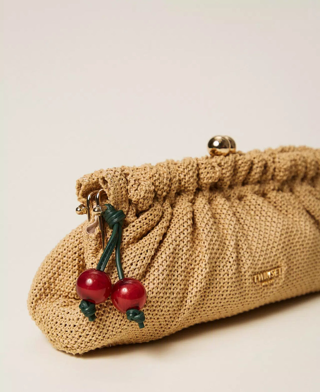 ΤΣΑΝΤΑ CLUTCH ΑΠΟ RAFFIA ΜΕ CHARM TWINSET