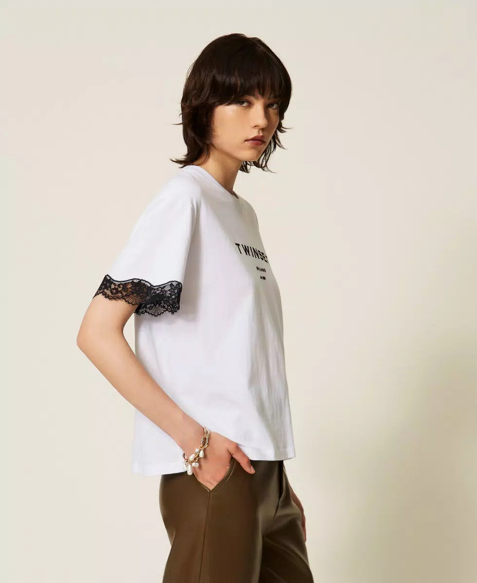 T-SHIRT ΜΕ ΛΟΓΟΤΥΠΟ ΚΑΙ ΔΑΝΤΕΛΑ TWINSET