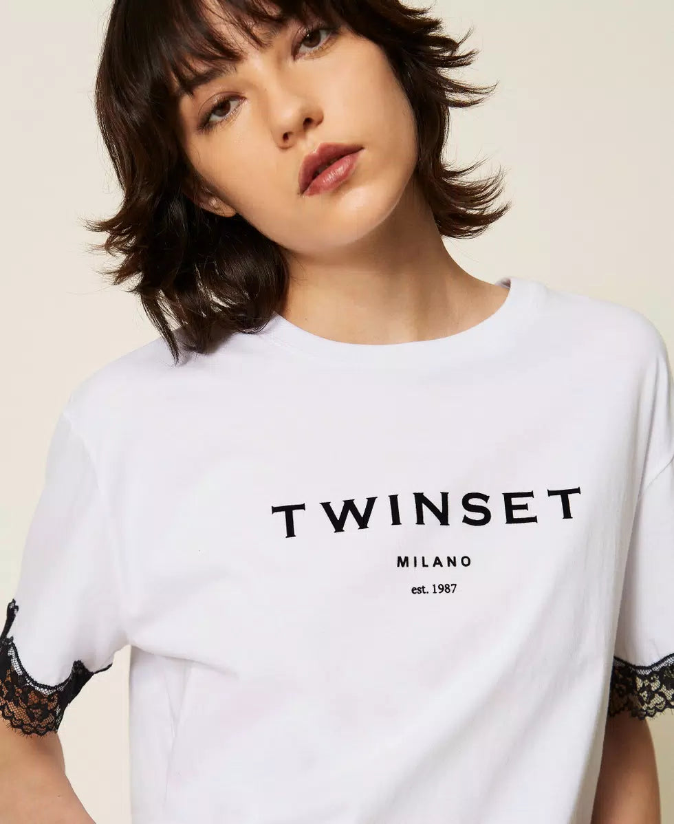 T-SHIRT ΜΕ ΛΟΓΟΤΥΠΟ ΚΑΙ ΔΑΝΤΕΛΑ TWINSET