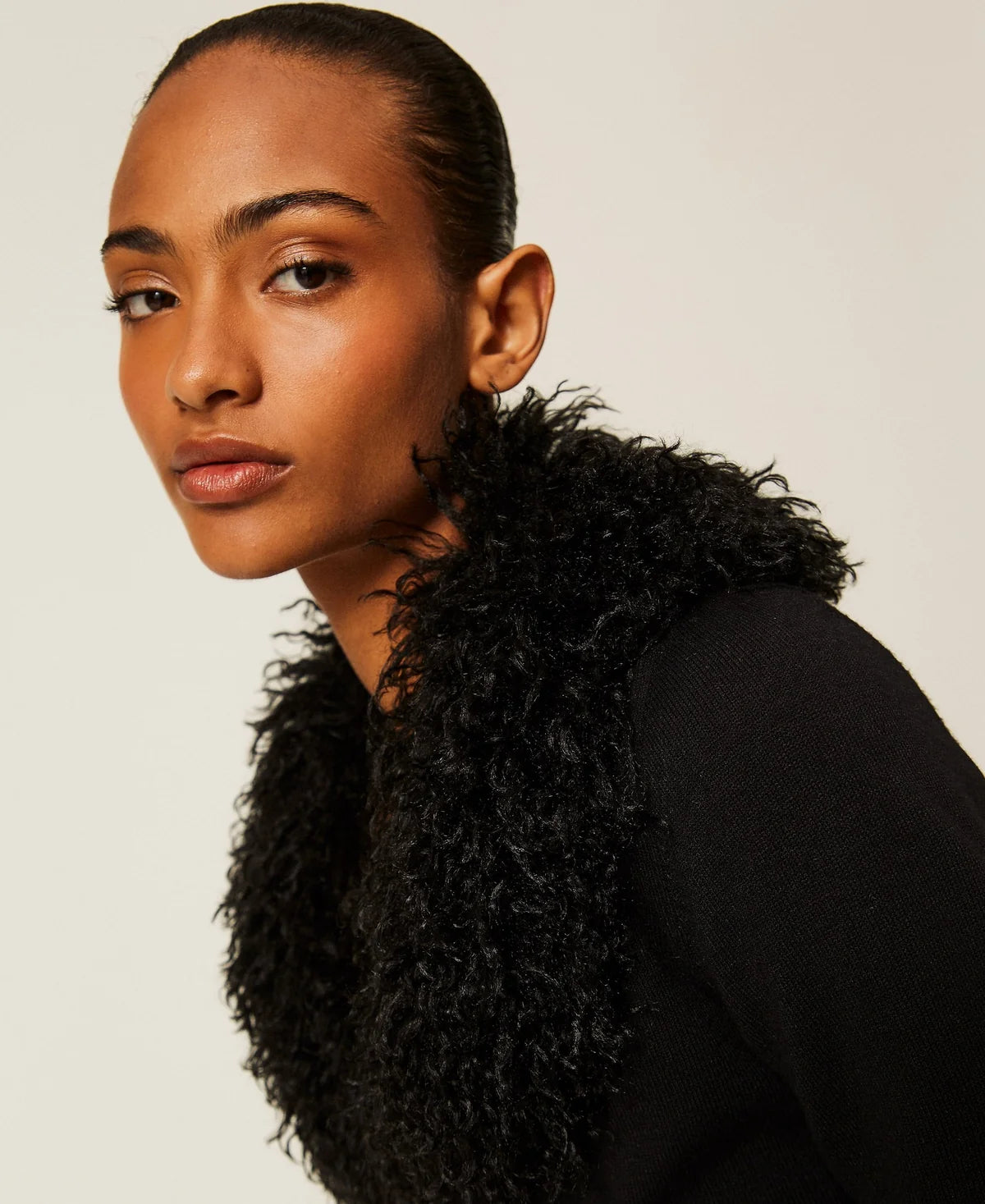 ΚΟΝΤΗ ΖΑΚΕΤΑ ΜΕ FAUX FUR TWINSET