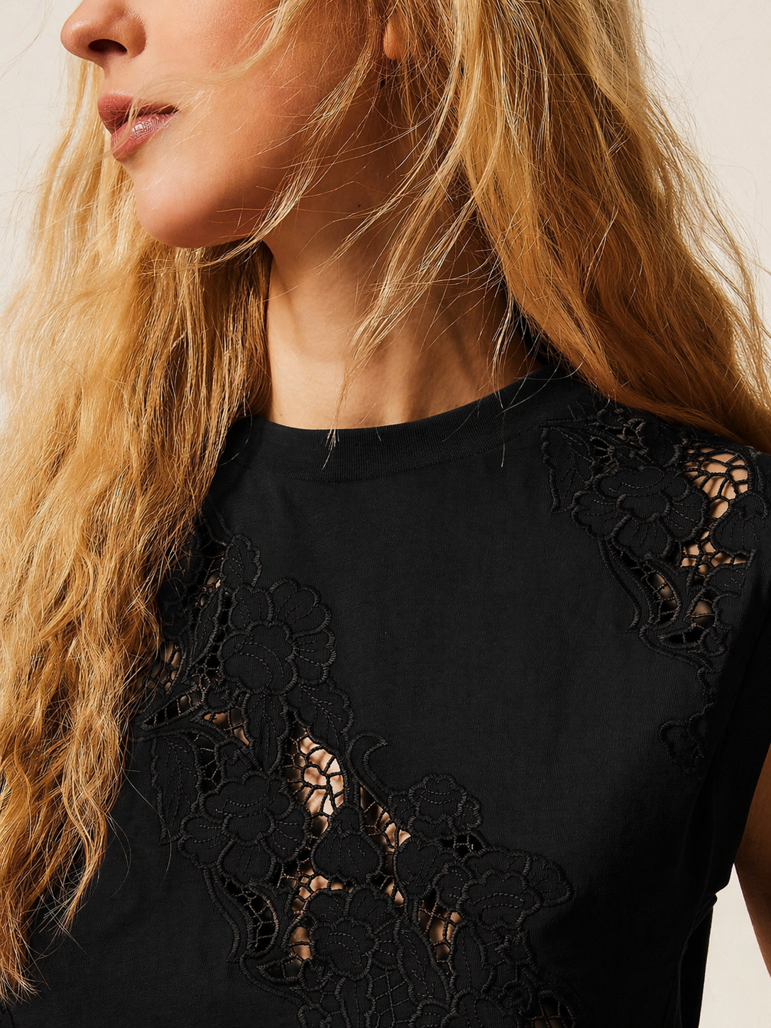 ΜΠΛΟΥΖΑ ΜΕ ΚΕΝΤΗΜΑ SANGALLO (BLACK) TWINSET