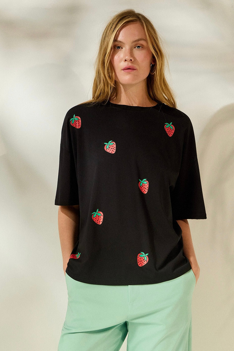‘VIOLET’ STRAWBERRIES T-SHIRT (BLACK) MAMOUSH