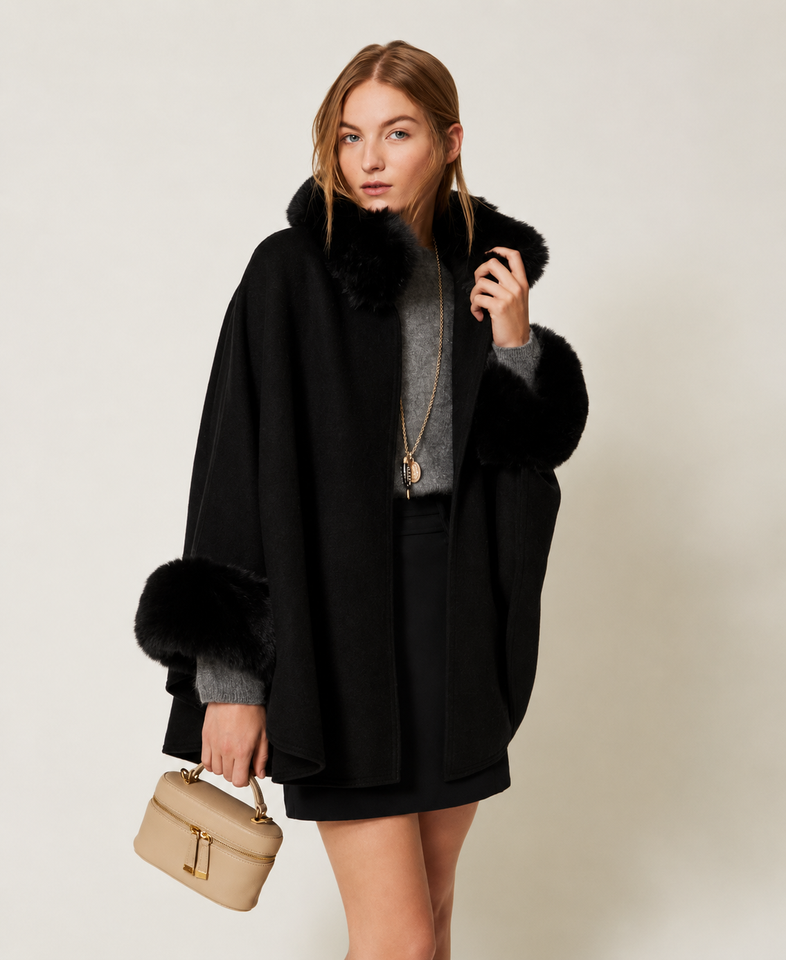 ΠΟΝΤΣΟ ΜΕ ΓΟΥΝΑ (BLACK) TWINSET