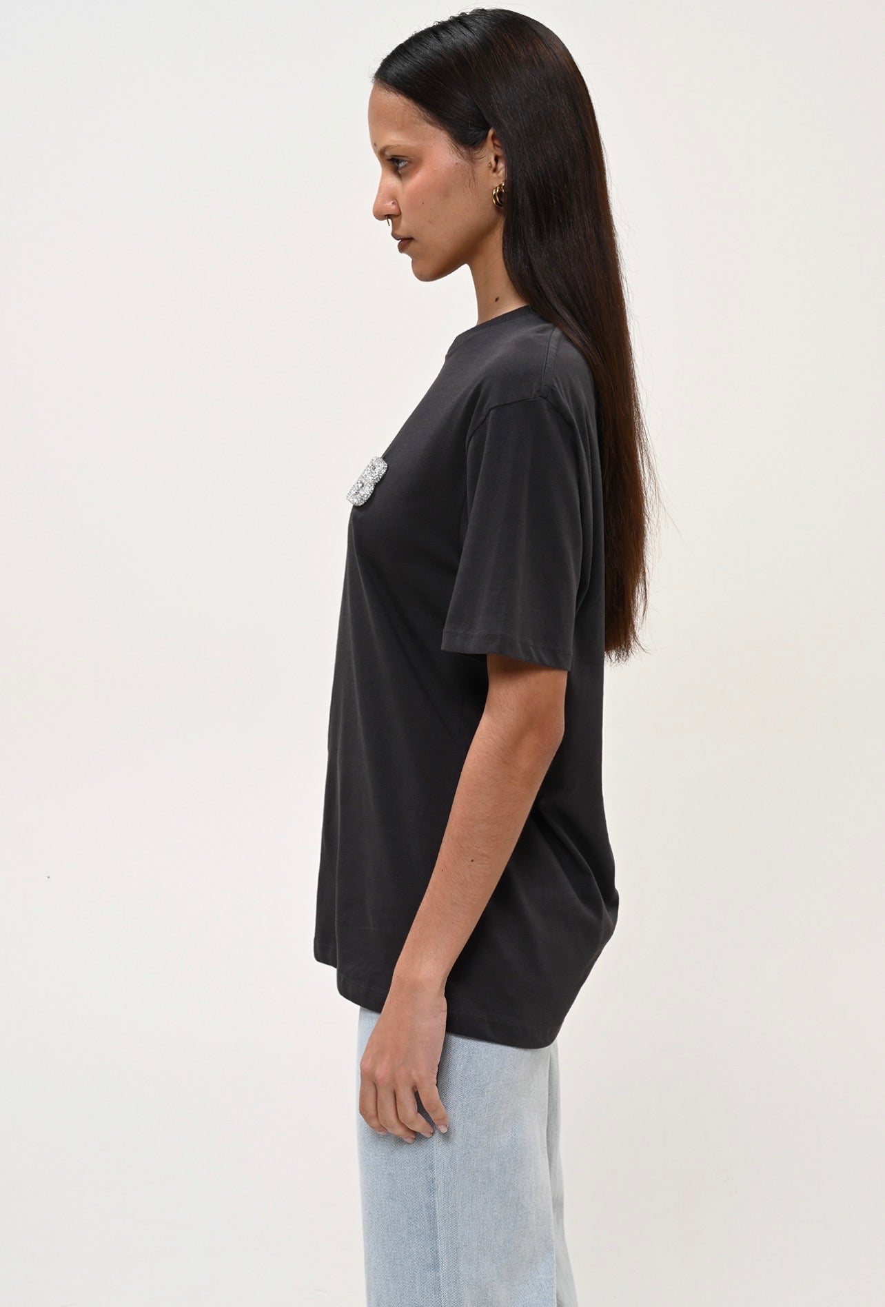 T-SHIRT ΜΕ LOGO 'B' ΑΠΟ ΣΤΡΑΣ BOOM