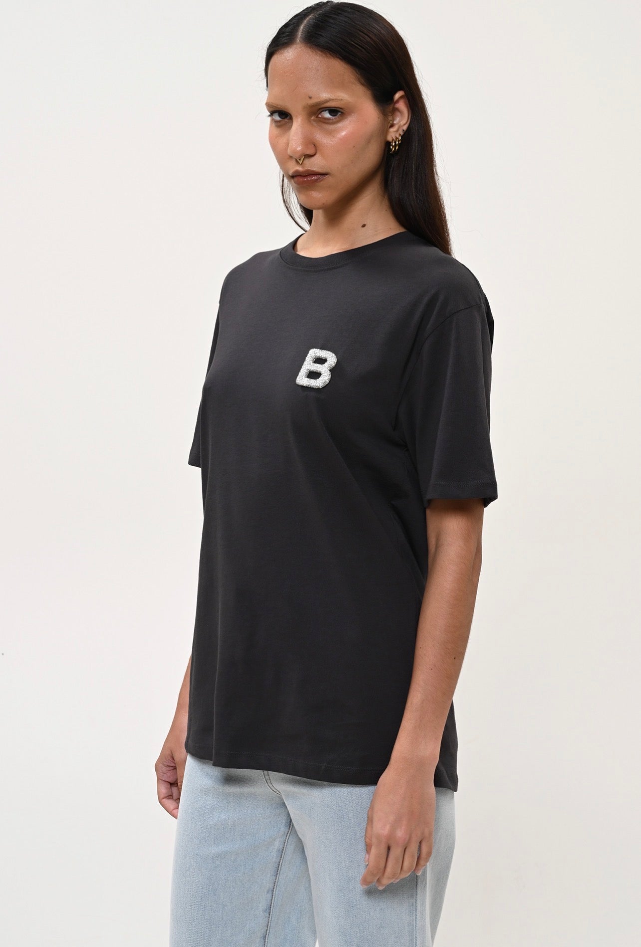 T-SHIRT ΜΕ LOGO 'B' ΑΠΟ ΣΤΡΑΣ BOOM