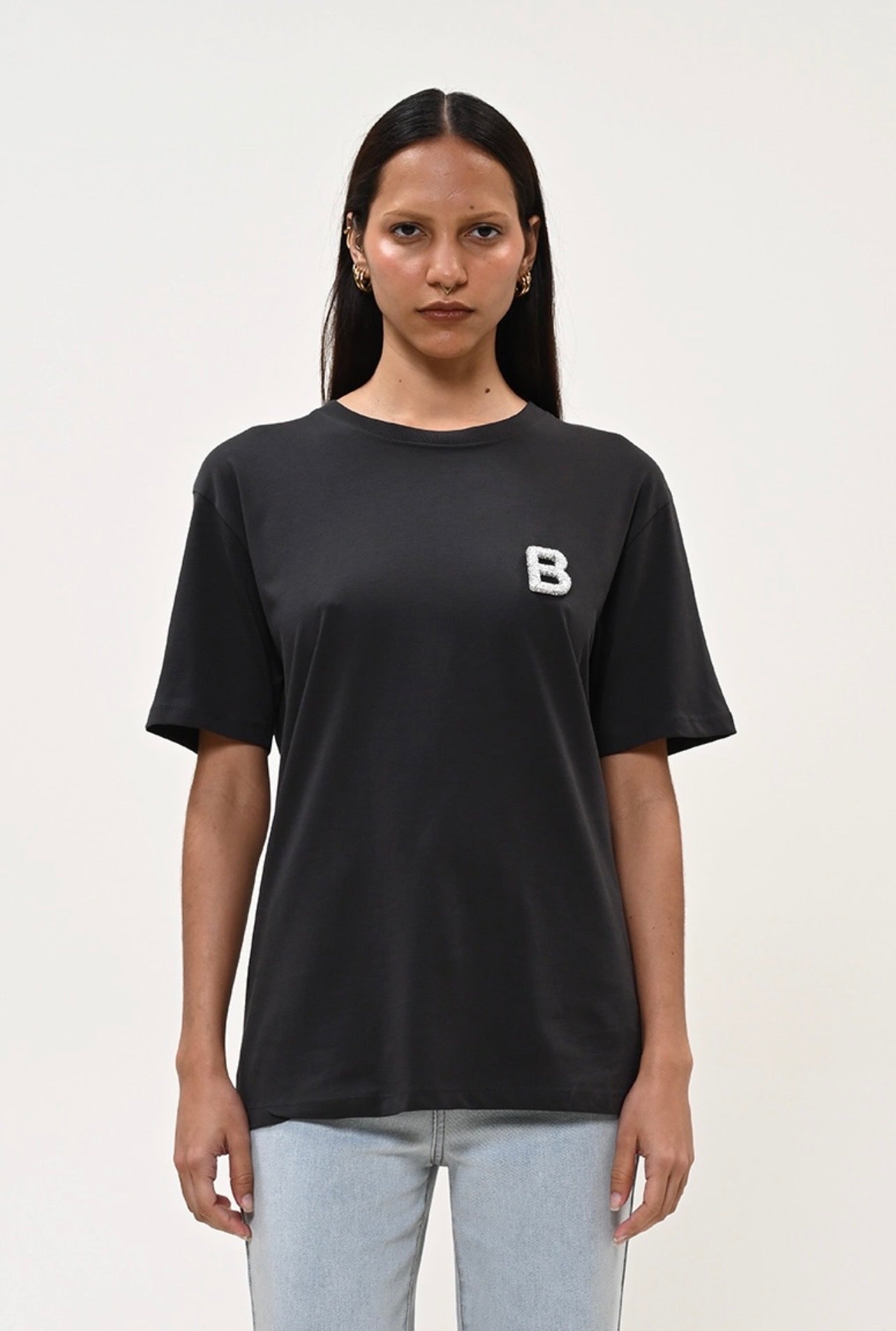 T-SHIRT ΜΕ LOGO 'B' ΑΠΟ ΣΤΡΑΣ BOOM