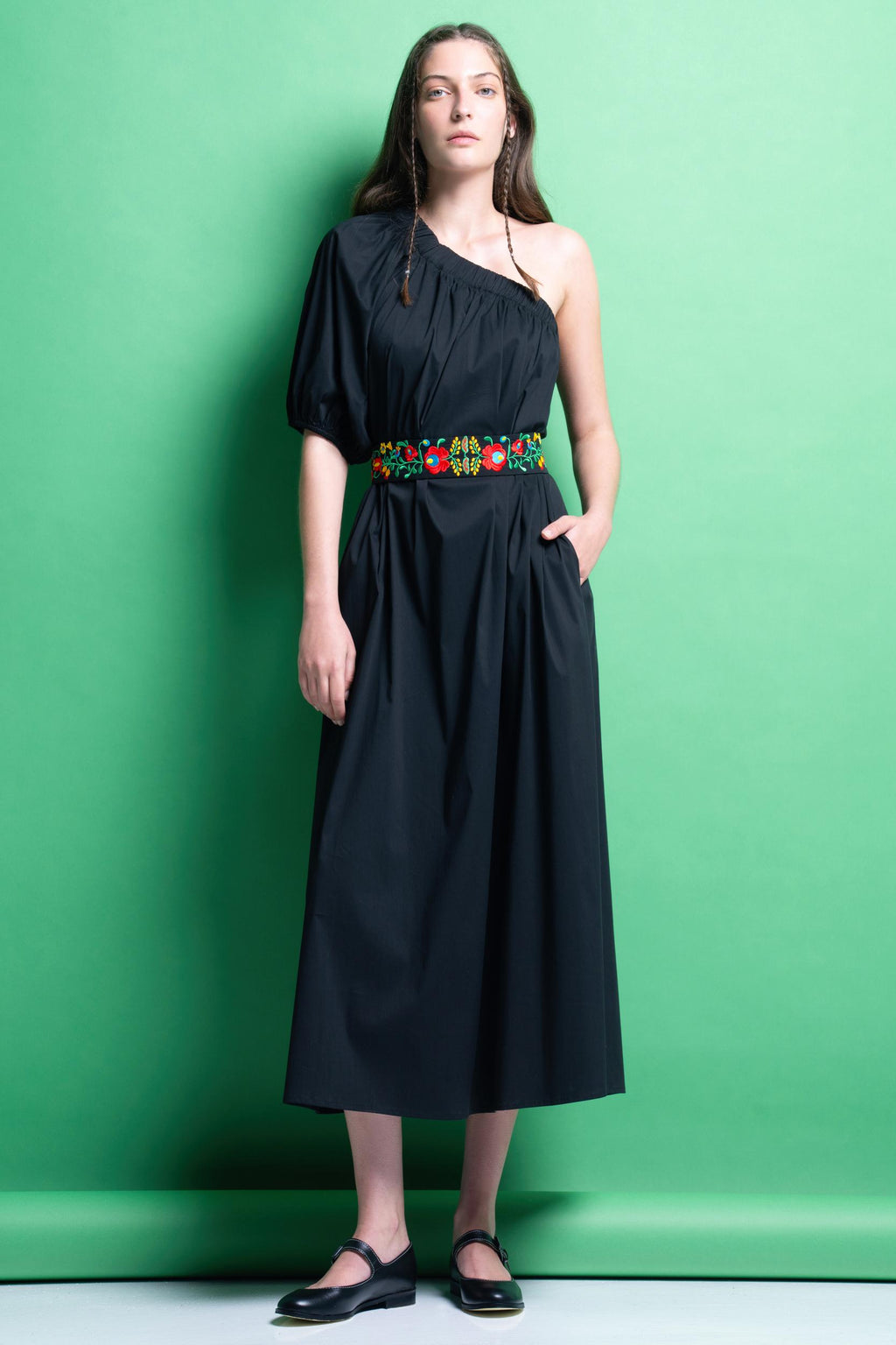 ‘NATALIA’ ΒΑΜΒΑΚΕΡΟ ΦΟΡΕΜΑ ΜΕ ΕΝΑΝ ΩΜΟ (BLACK) MAMOUSH