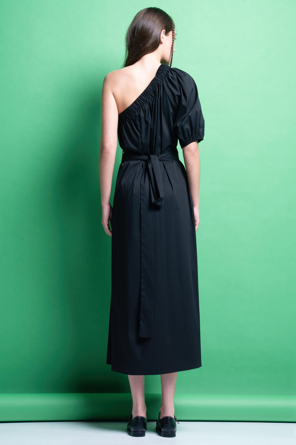 ‘NATALIA’ ΒΑΜΒΑΚΕΡΟ ΦΟΡΕΜΑ ΜΕ ΕΝΑΝ ΩΜΟ (BLACK) MAMOUSH
