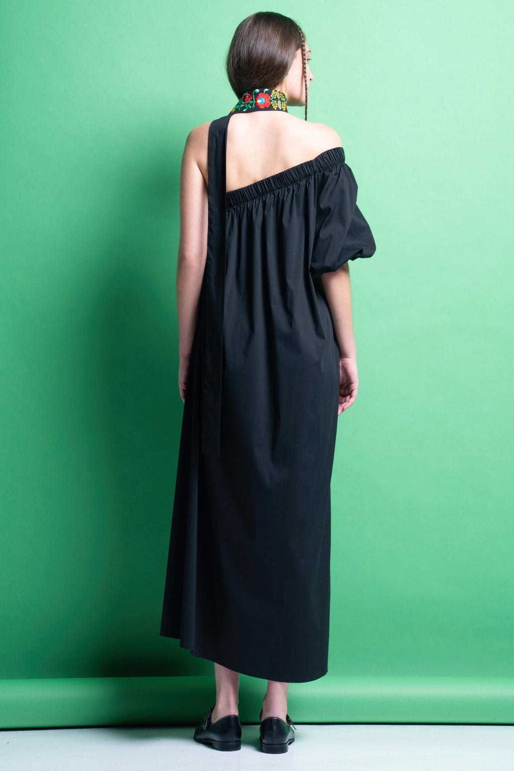 ‘NATALIA’ ΒΑΜΒΑΚΕΡΟ ΦΟΡΕΜΑ ΜΕ ΕΝΑΝ ΩΜΟ (BLACK) MAMOUSH