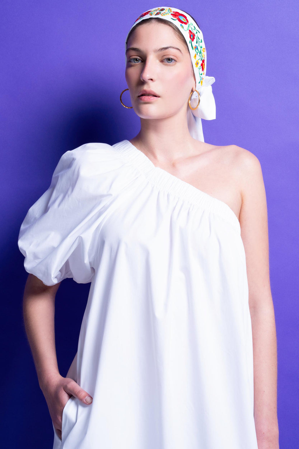 ‘NATALIA’ ΒΑΜΒΑΚΕΡΟ ΦΟΡΕΜΑ ΜΕ ΕΝΑΝ ΩΜΟ (WHITE) MAMOUSH