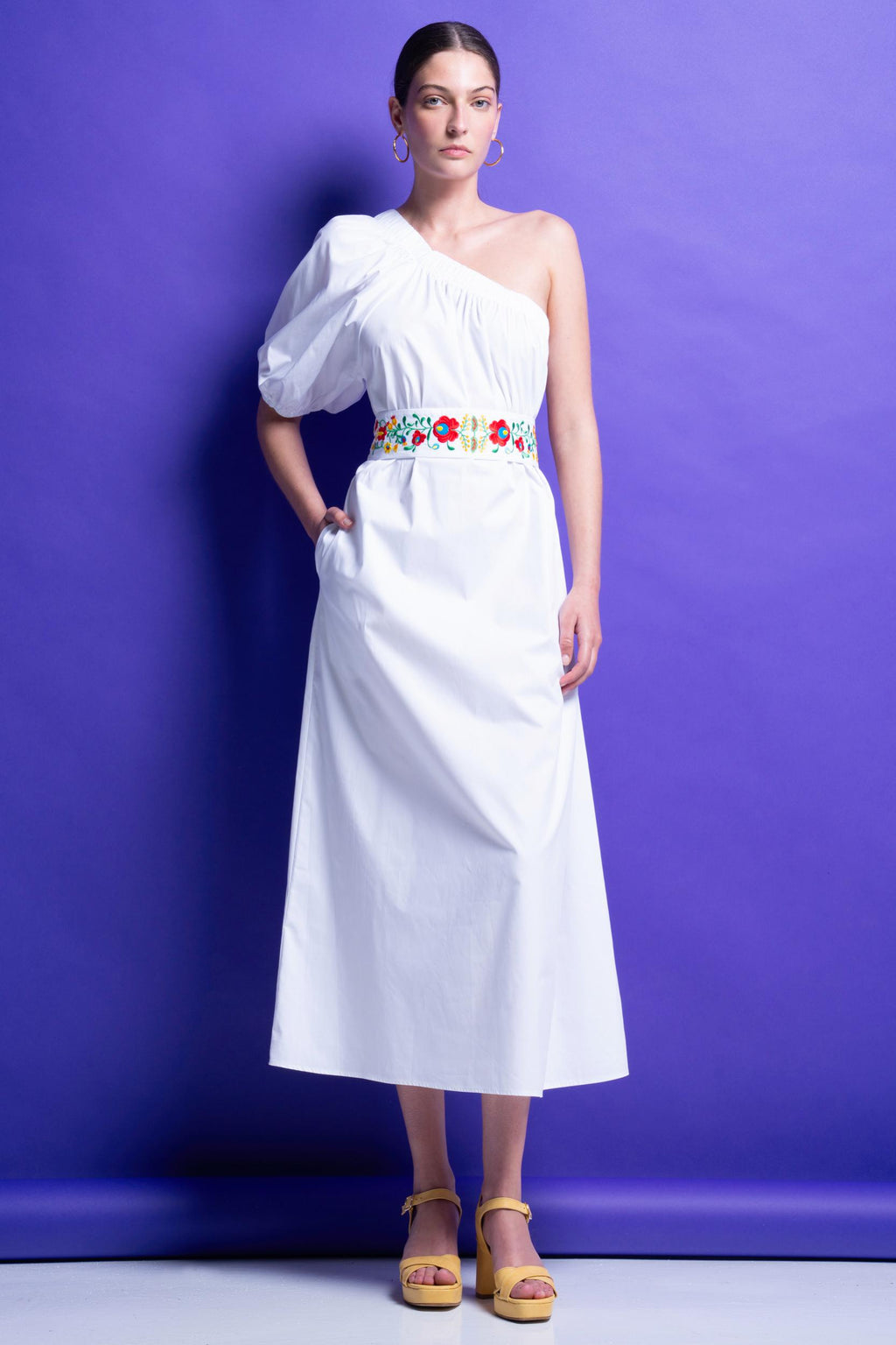 ‘NATALIA’ ΒΑΜΒΑΚΕΡΟ ΦΟΡΕΜΑ ΜΕ ΕΝΑΝ ΩΜΟ (WHITE) MAMOUSH