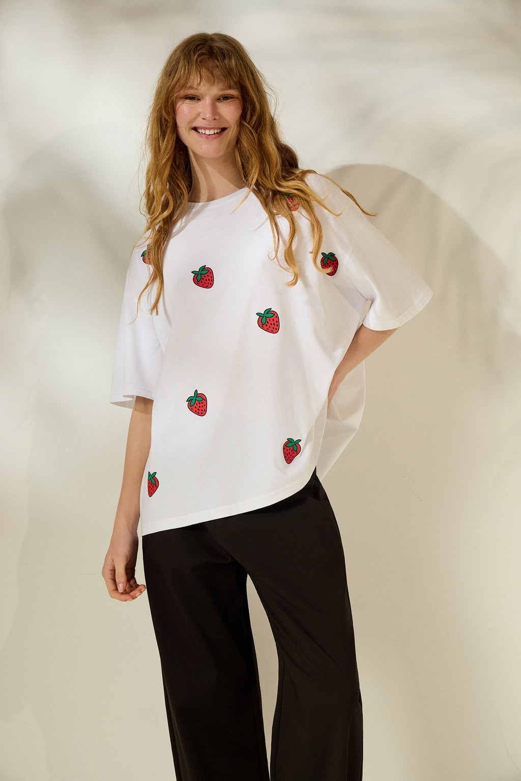 ‘VIOLET’ STRAWBERRIES T-SHIRT (WHITE) MAMOUSH
