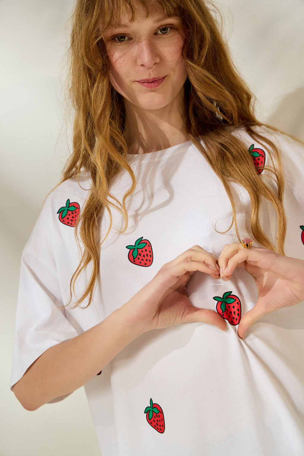 ‘VIOLET’ STRAWBERRIES T-SHIRT (WHITE) MAMOUSH