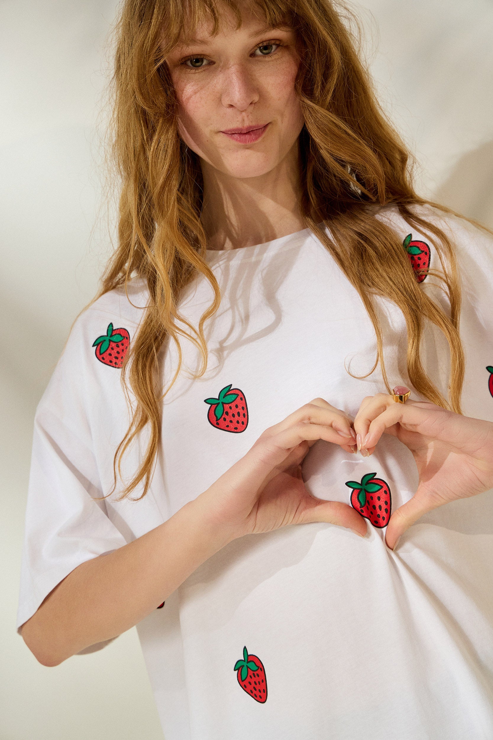 ‘VIOLET’ STRAWBERRIES T-SHIRT (WHITE) MAMOUSH