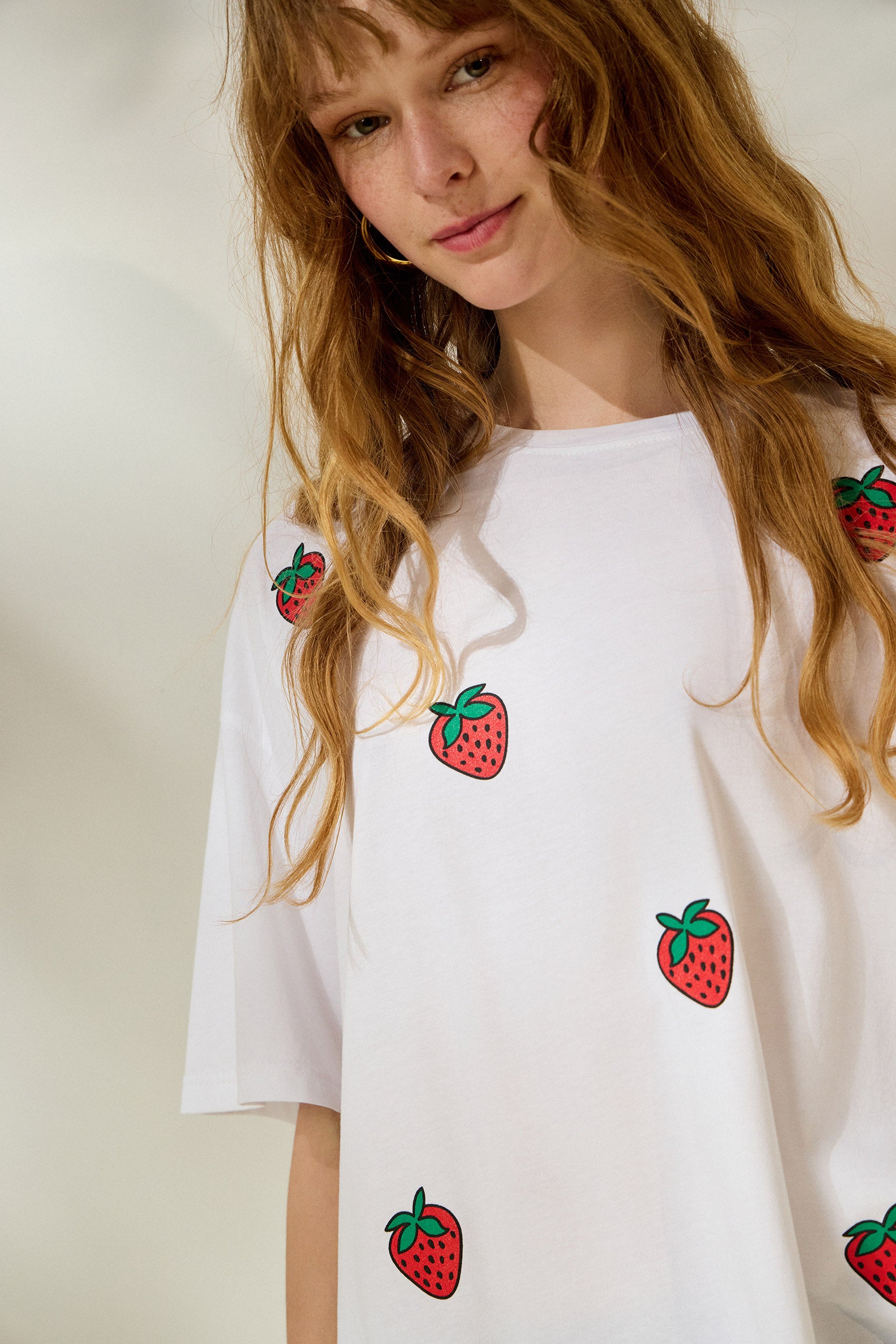 ‘VIOLET’ STRAWBERRIES T-SHIRT (WHITE) MAMOUSH