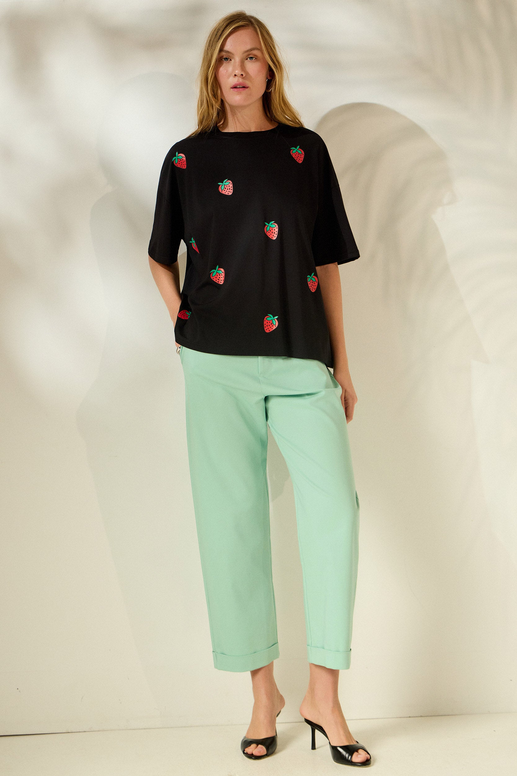 ‘VIOLET’ STRAWBERRIES T-SHIRT (BLACK) MAMOUSH