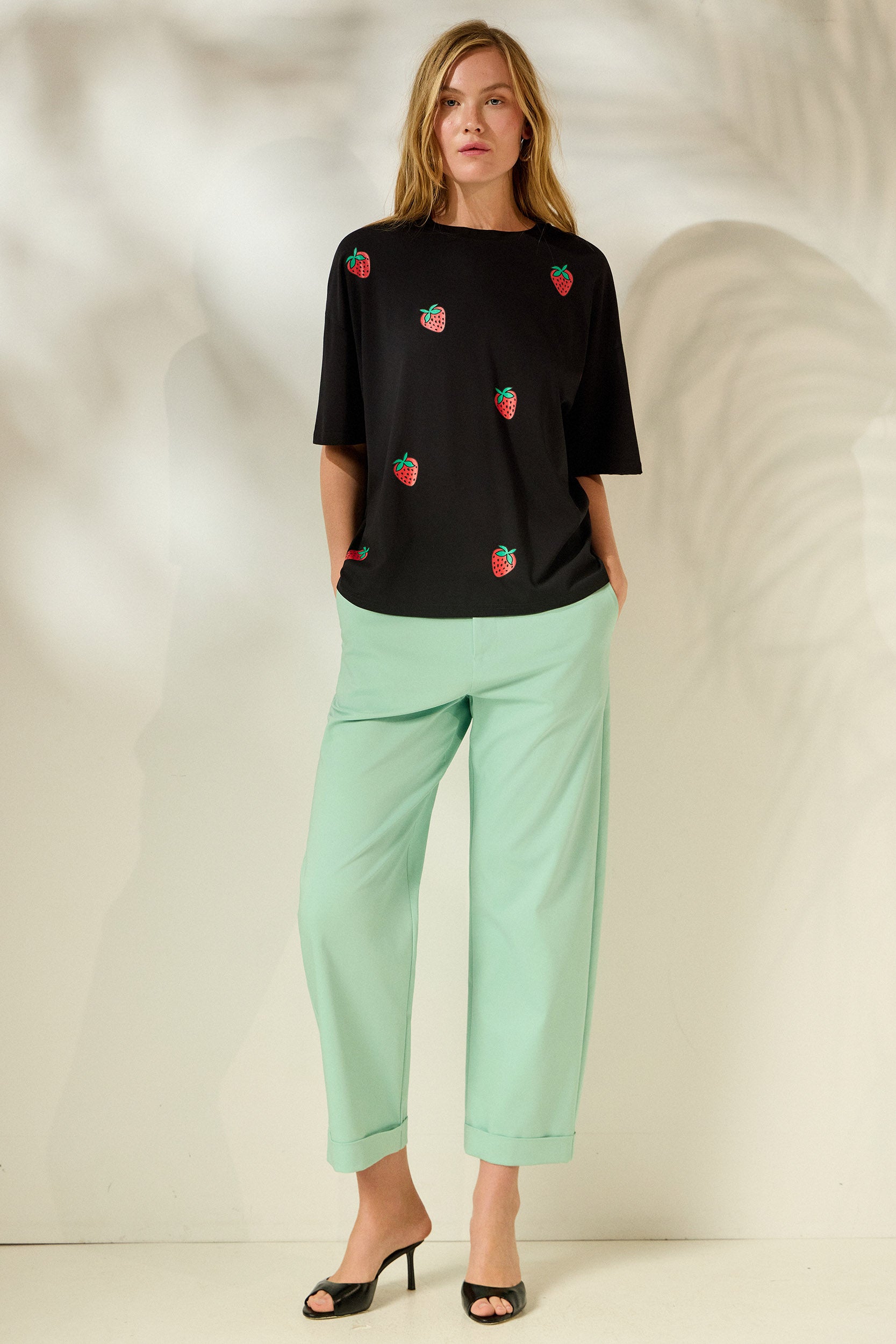 ‘VIOLET’ STRAWBERRIES T-SHIRT (BLACK) MAMOUSH