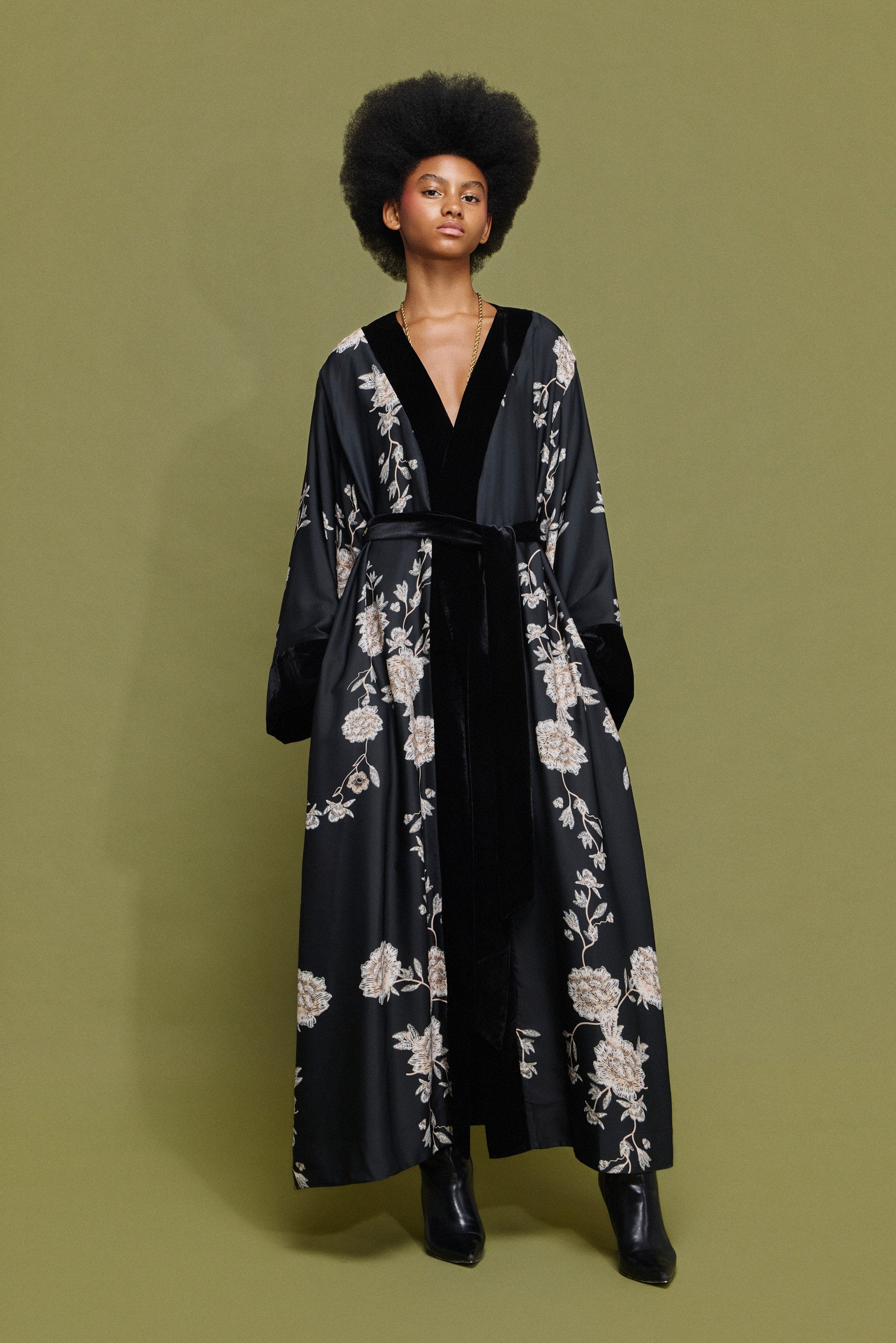 ‘VANESSA’ ΜΑΚΡΥ ΚΙΜΟΝΟ ΜΕ ΒΕΛΟΥΔΟ (BLACK/FLORAL) MAMOUSH