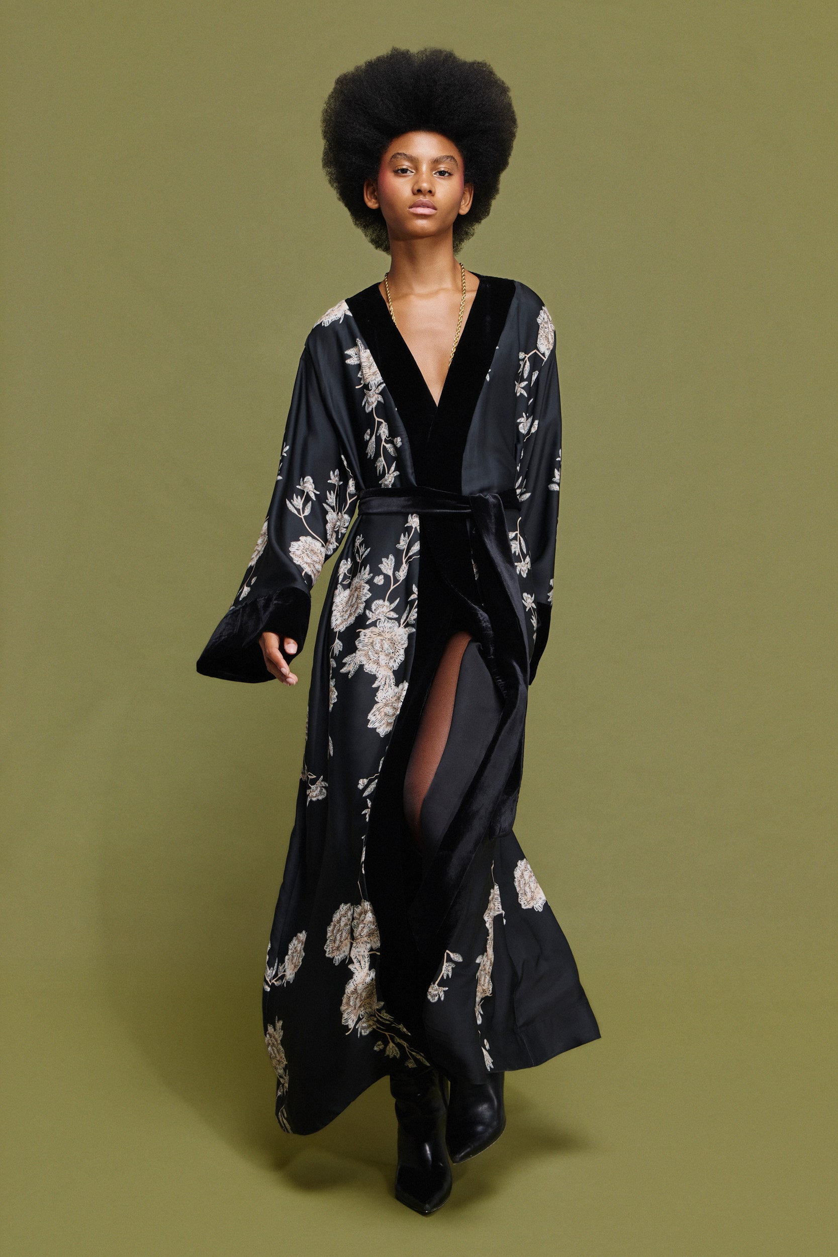 ‘VANESSA’ ΜΑΚΡΥ ΚΙΜΟΝΟ ΜΕ ΒΕΛΟΥΔΟ (BLACK/FLORAL) MAMOUSH