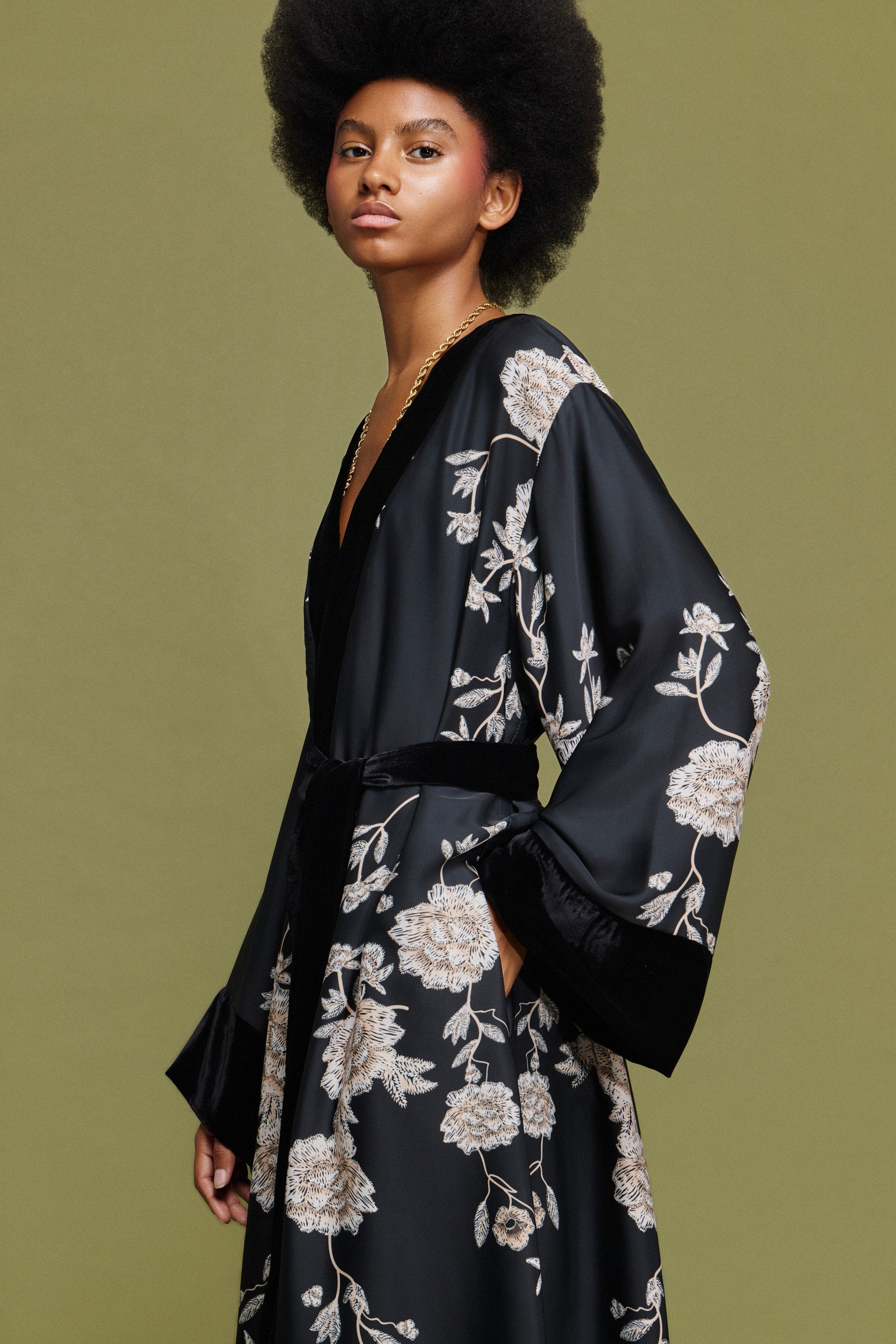 ‘VANESSA’ ΜΑΚΡΥ ΚΙΜΟΝΟ ΜΕ ΒΕΛΟΥΔΟ (BLACK/FLORAL) MAMOUSH