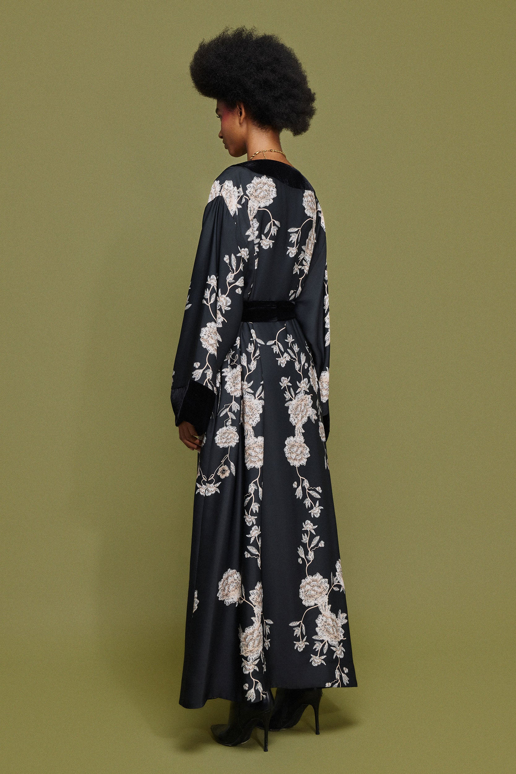 ‘VANESSA’ ΜΑΚΡΥ ΚΙΜΟΝΟ ΜΕ ΒΕΛΟΥΔΟ (BLACK/FLORAL) MAMOUSH