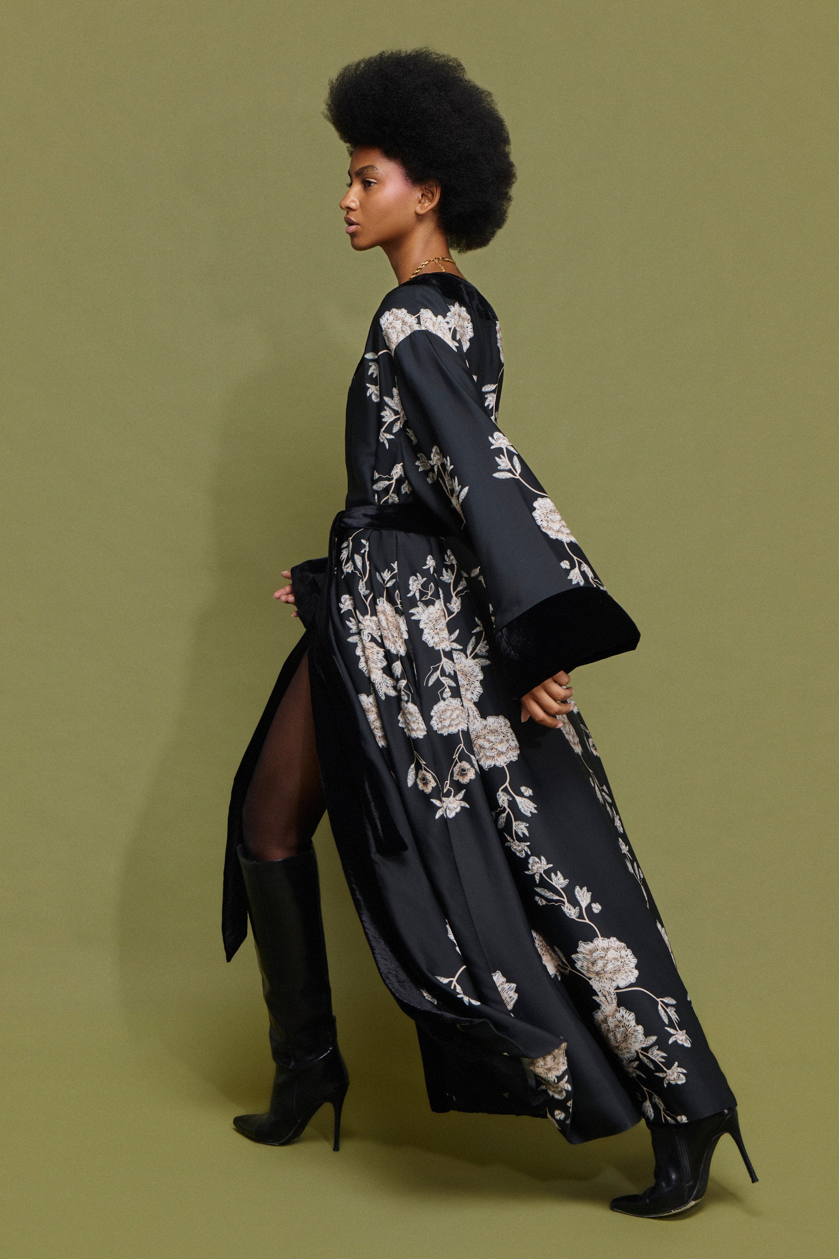 ‘VANESSA’ ΜΑΚΡΥ ΚΙΜΟΝΟ ΜΕ ΒΕΛΟΥΔΟ (BLACK/FLORAL) MAMOUSH